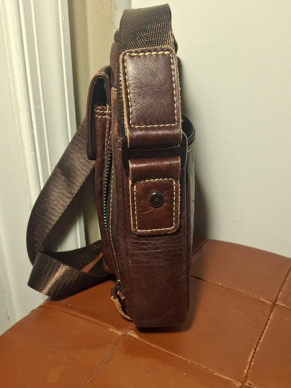 Men's Brown Leather Messenger Crossbody Bag - Classic Carry